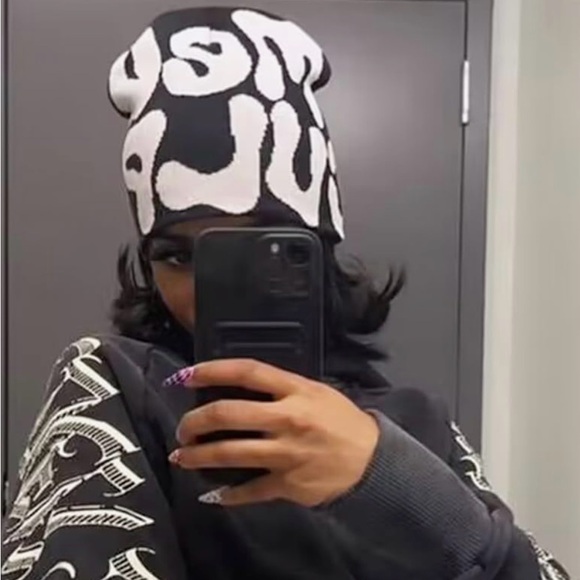 NIB Women’s Y2K Beanie, White/Blue - Picture 3 of 3